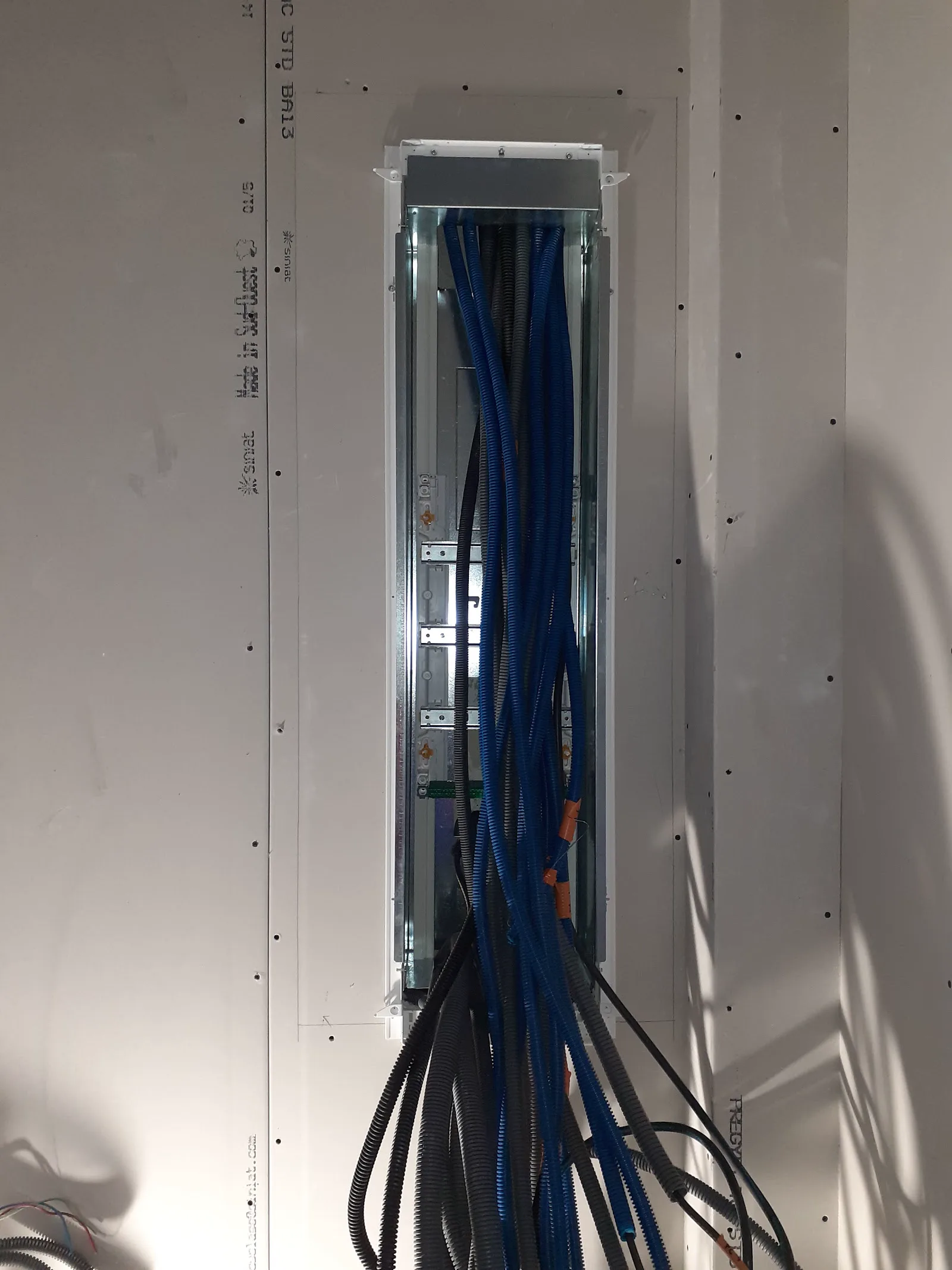 Gaines électriques installées dans une cloison avant finition