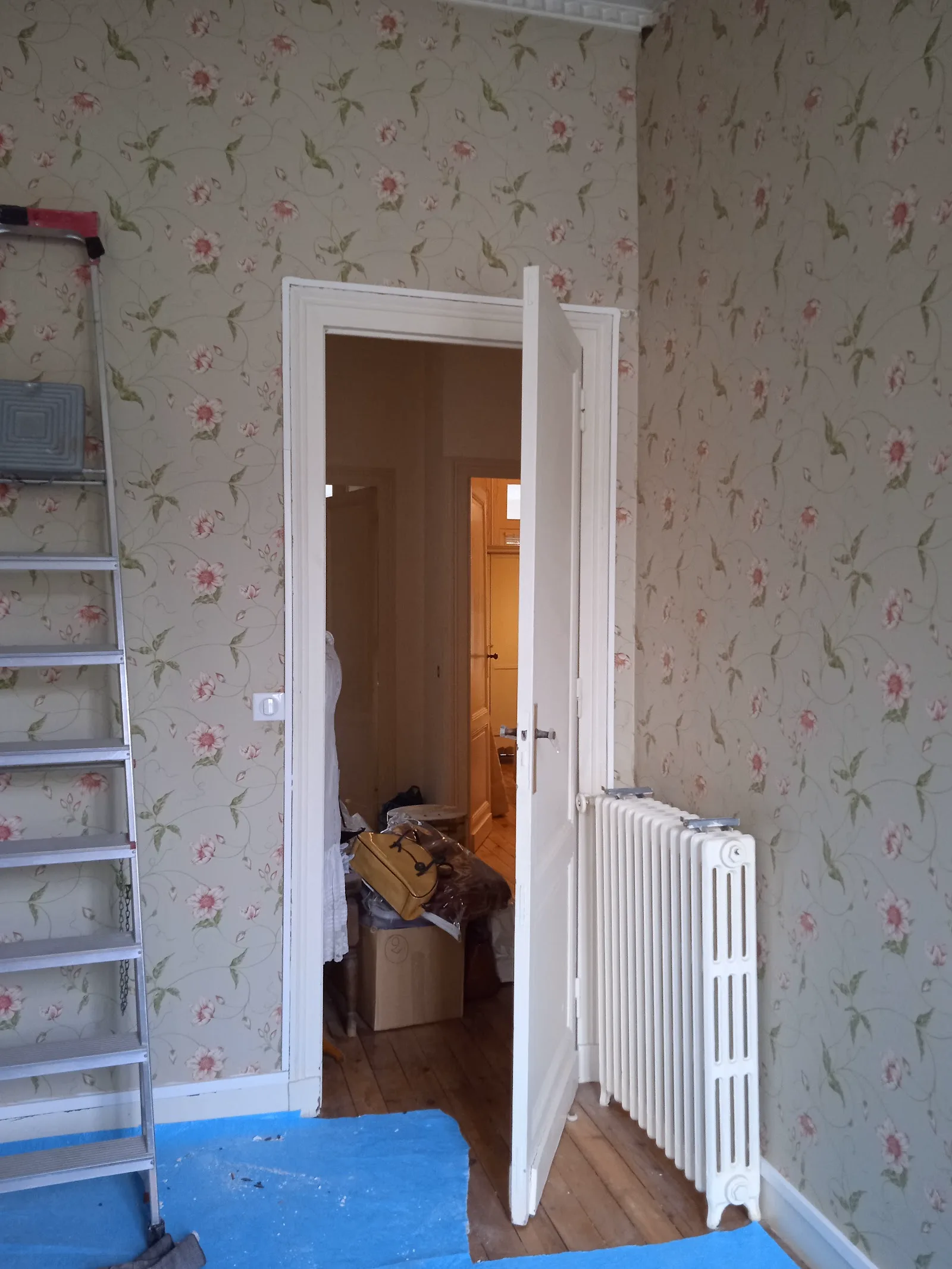 Radiateur installé dans une pièce en travaux