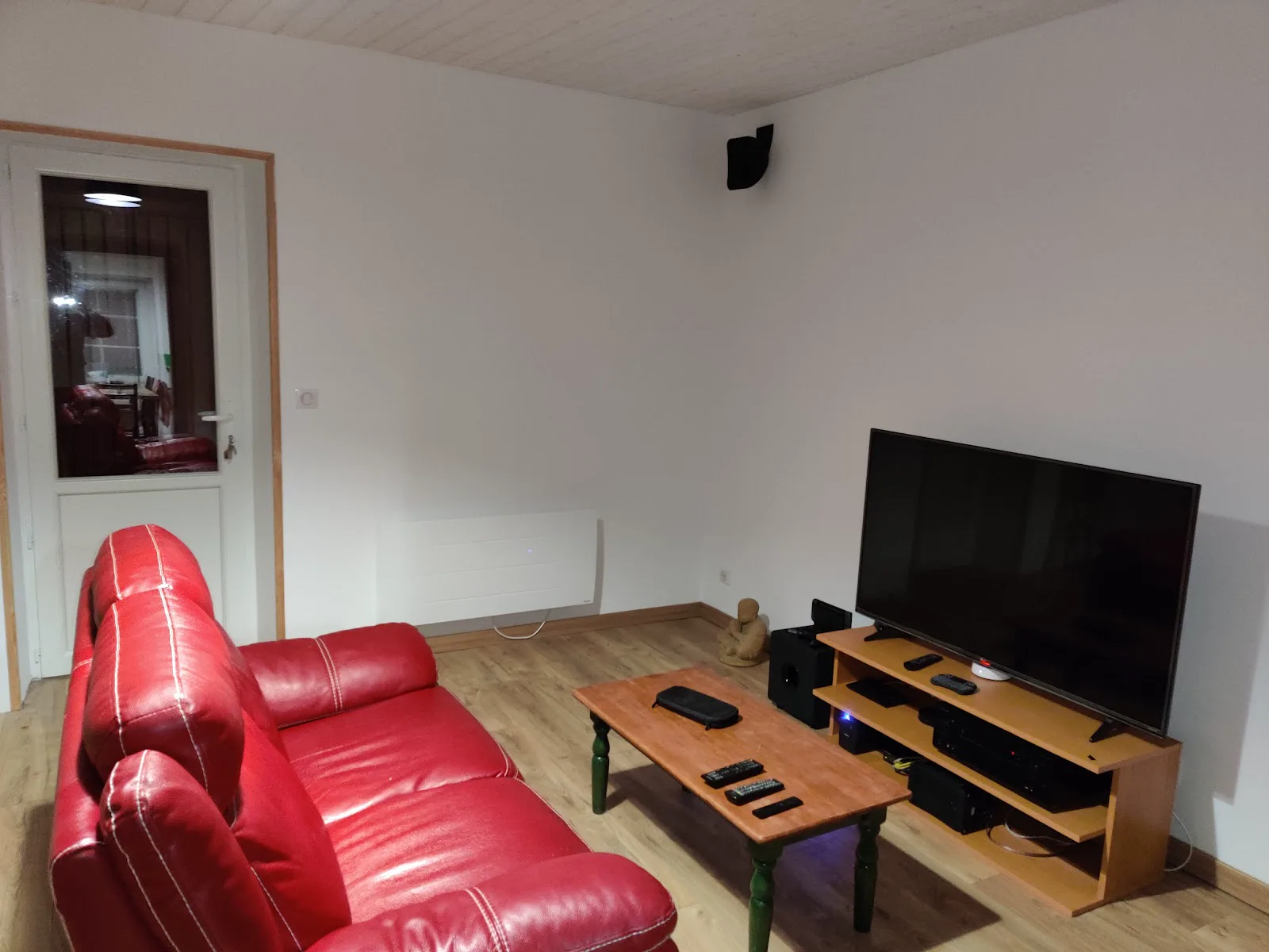 Radiateur électrique installé dans une pièce de vie