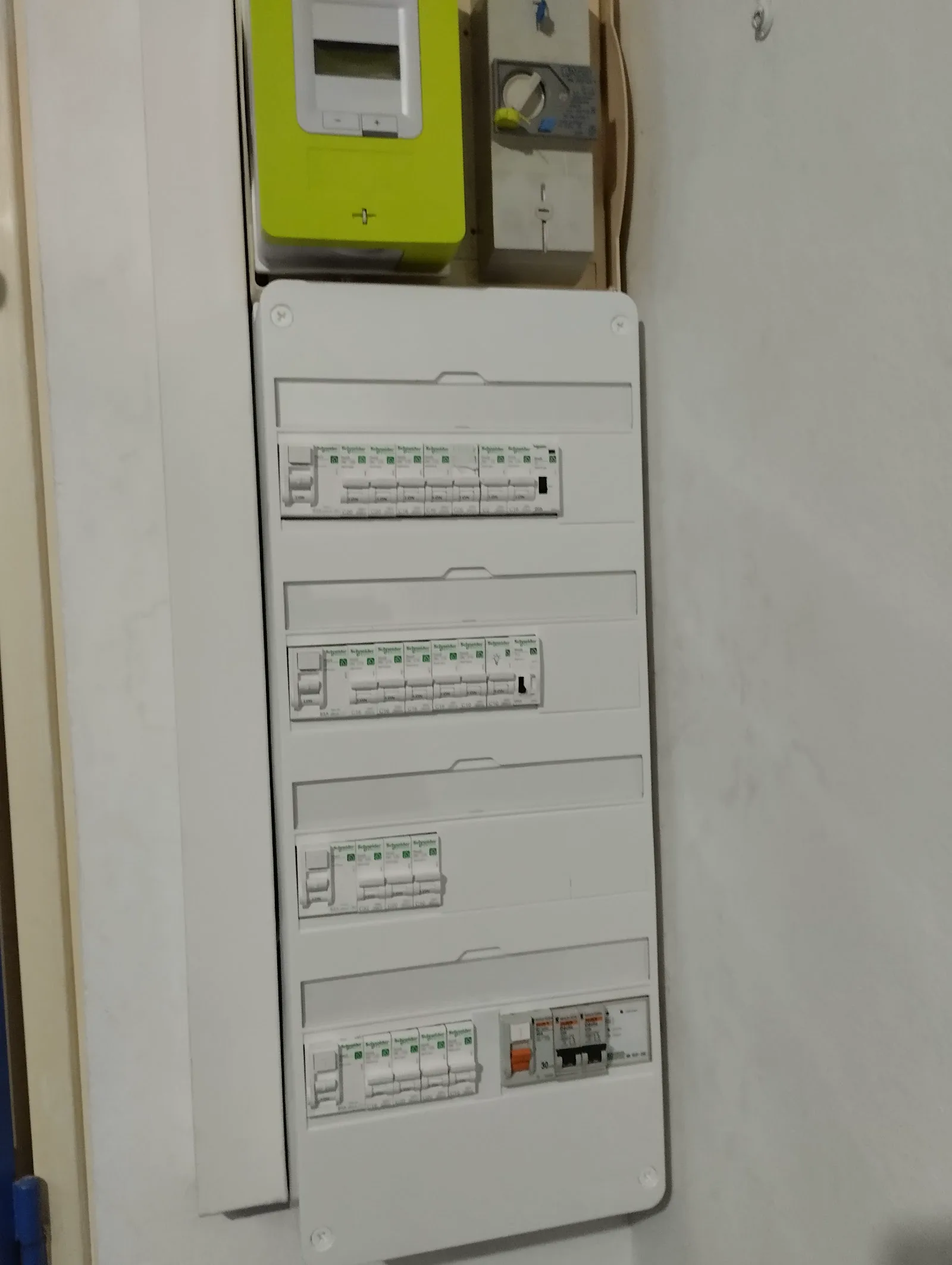 Tableau électrique équipé de plusieurs rangées de protections